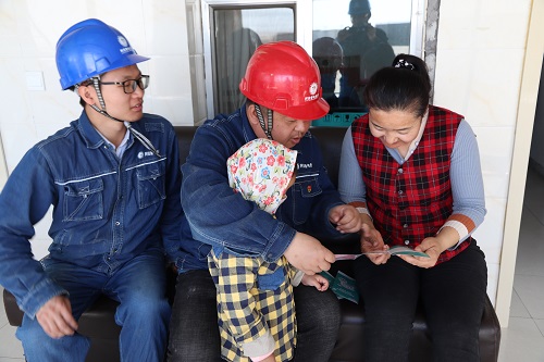 阿拉善電業(yè)局電力宣傳進(jìn)家門(mén)，客戶(hù)服務(wù)零距離