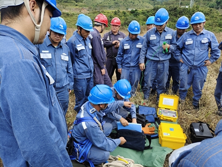鳳慶供電局開展接地電阻儀、直流試送儀的培訓