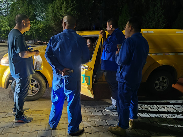 烏海市千里山供電公司千鋼供電所黑夜中的孤勇者，背抵黑暗守護光明