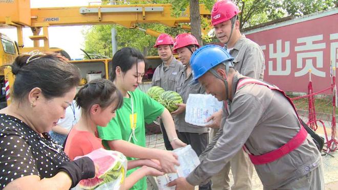 四川什邡：電力工人高溫保電忙，社區(qū)群眾熱情慰問表感謝