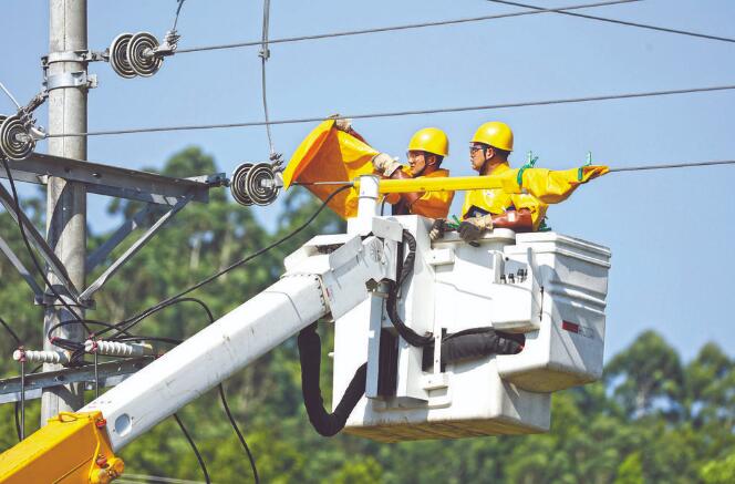 四川廣安：40攝氏度，他們帶電作業(yè)