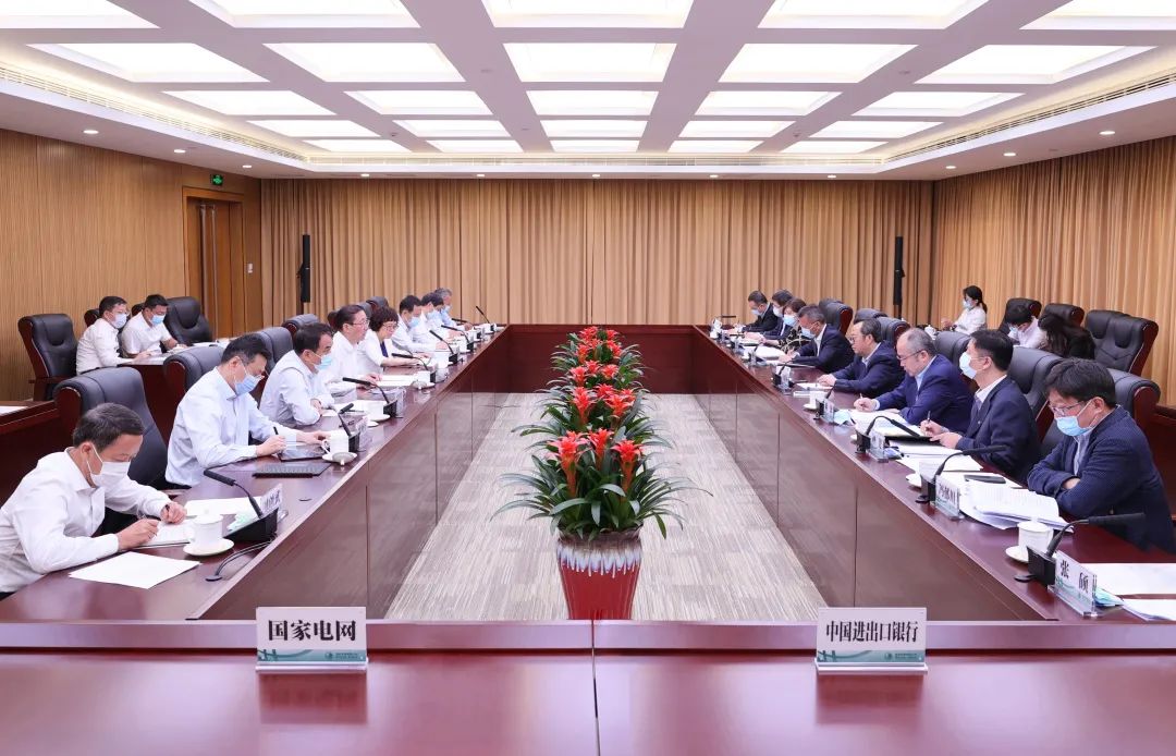 國(guó)家電網(wǎng)公司董事長(zhǎng)、黨組書記辛保安與進(jìn)出口銀行董事長(zhǎng)吳富林會(huì)談