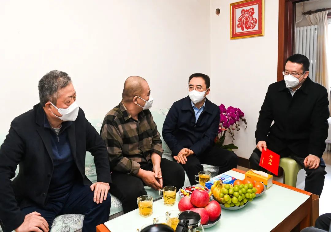 鄒磊、劉明勝走訪慰問退休老領(lǐng)導(dǎo)、勞模遺屬、困難黨員群眾