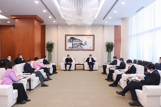 溫樞剛鄧建玲會(huì)見鄂爾多斯市委書記李理、市長(zhǎng)杜匯良