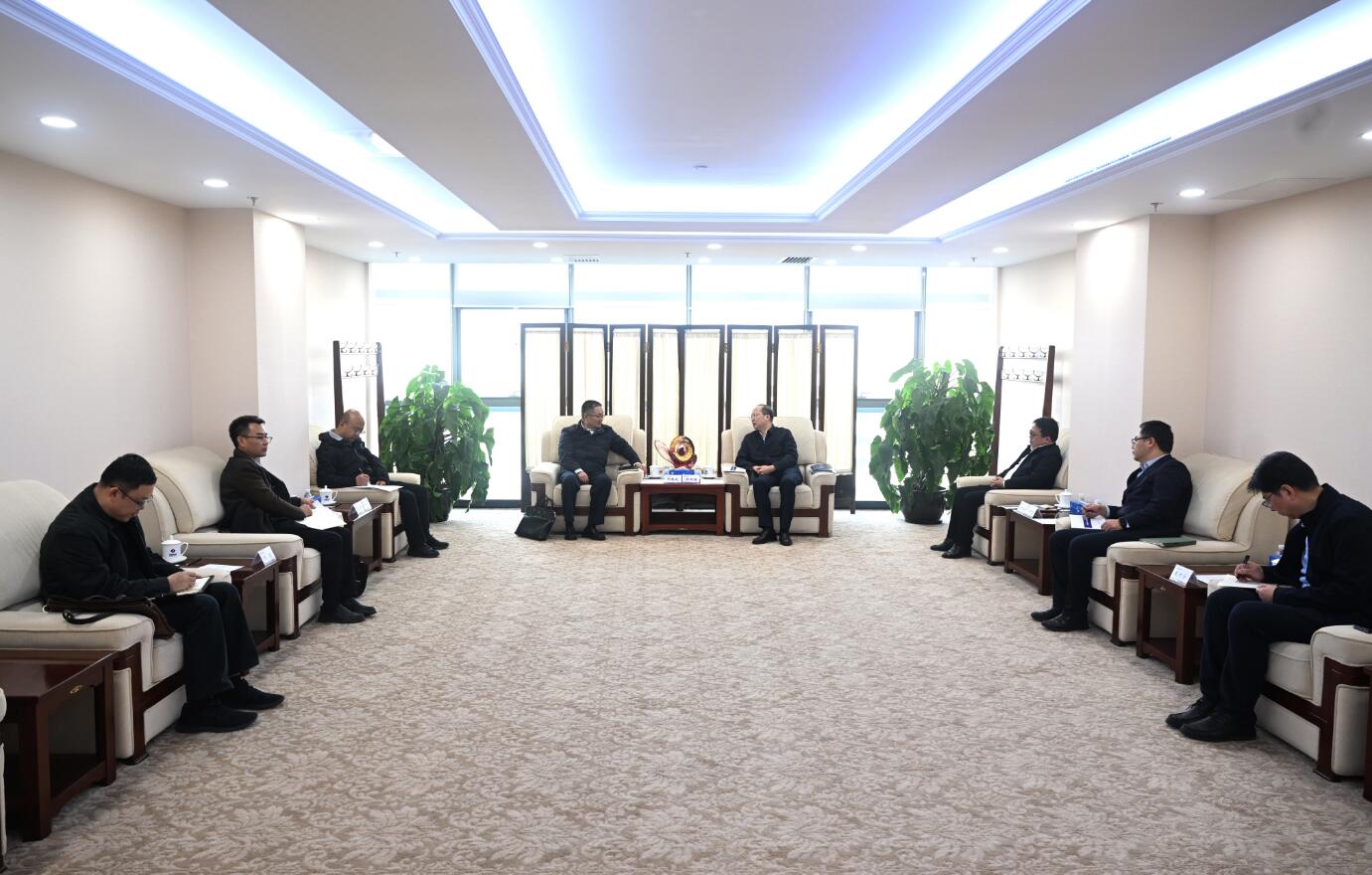 中國電建黨委常委、副總經(jīng)理徐鵬程與西藏開發(fā)投資集團(tuán)黨委書記、董事長祁騰武會(huì)談