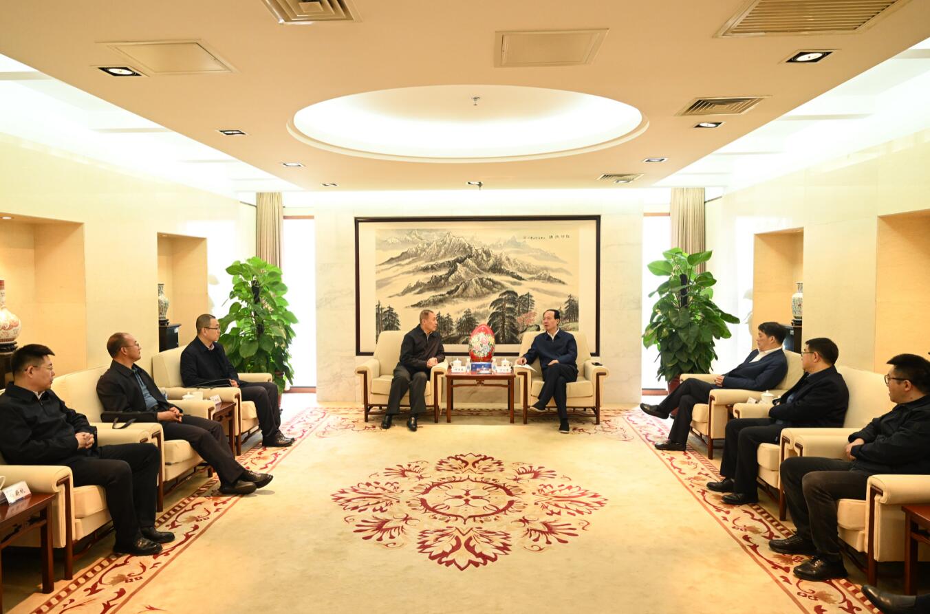 中國(guó)電建黨委書記、董事長(zhǎng)丁焰章會(huì)見(jiàn)內(nèi)蒙古能源集團(tuán)黨委書記、董事長(zhǎng)何雨春
