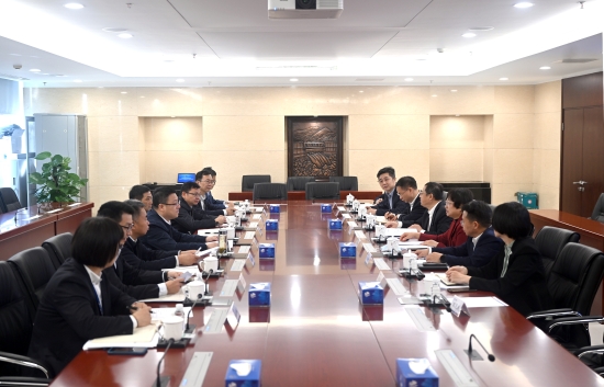 中國電建黨委常委、副總經(jīng)理王小軍與中國華電集團(tuán)黨組成員、副總經(jīng)理李旭紅會(huì)談