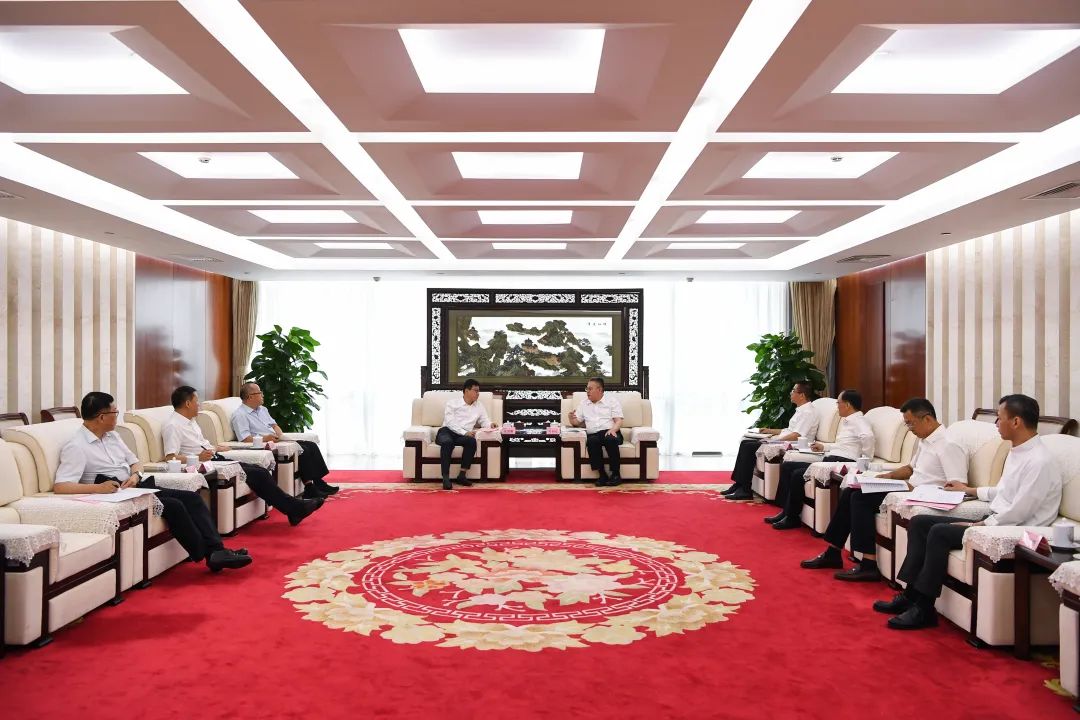 葉向東與甘肅省委常委、副省長(zhǎng)張錦剛舉行會(huì)談