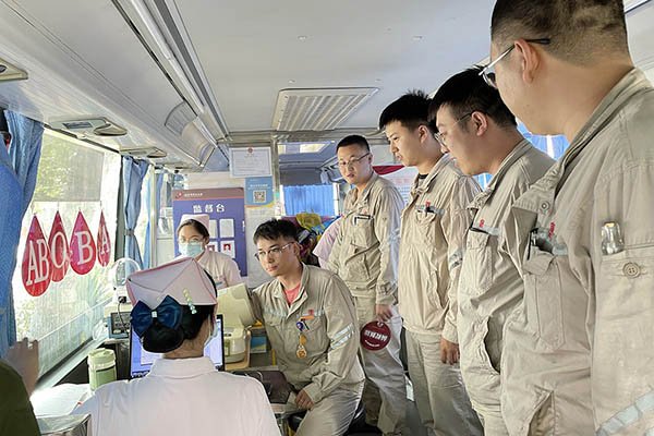 臨汾熱電公司組織“熱血與大愛(ài)同流，真情與奉獻(xiàn)同行”無(wú)償獻(xiàn)血活動(dòng)