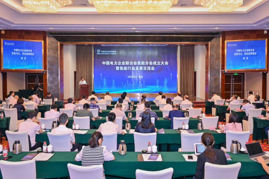 國工業(yè)和信息化部節(jié)能與綜合利用司司長黃利斌14日在吉林長春表示，目前，中國氫能“制儲輸用”產(chǎn)業(yè)鏈初步形成，已具有良好自身基數(shù)與大規(guī)模應(yīng)用市場，氫能產(chǎn)業(yè)呈現(xiàn)出逐步商業(yè)化的發(fā)展態(tài)勢。  當(dāng)天，“氫動吉林”