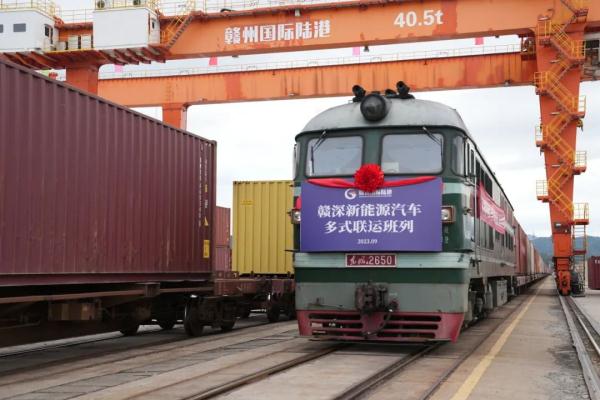 國產(chǎn)新能源汽車，坐火車“出?！?