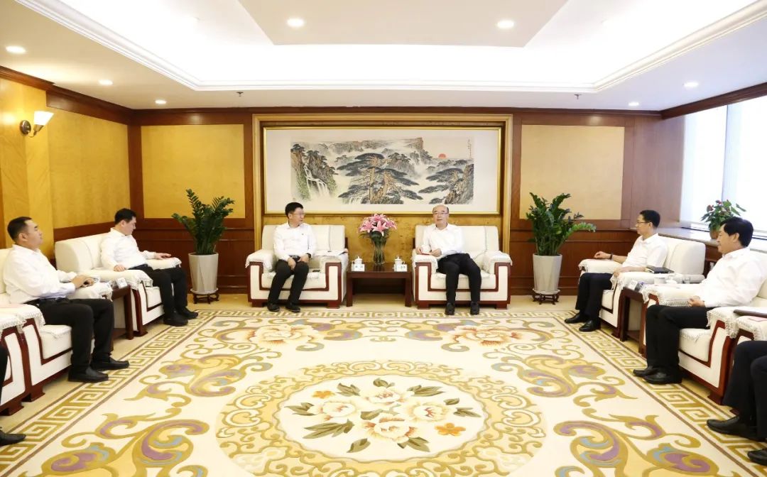 大唐山東發(fā)電公司總經(jīng)理、黨委副書記林躍與國網(wǎng)山東省電力公司董事長、黨委書記王志偉會談