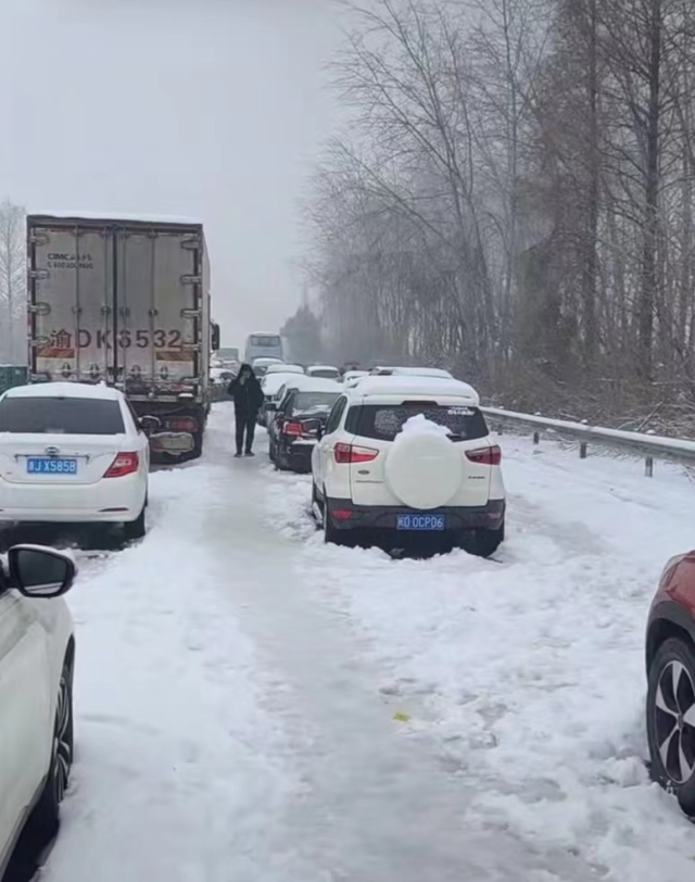 湖北凍雨暴雪導(dǎo)致高速公路堵塞，電動汽車再現(xiàn)“趴窩”