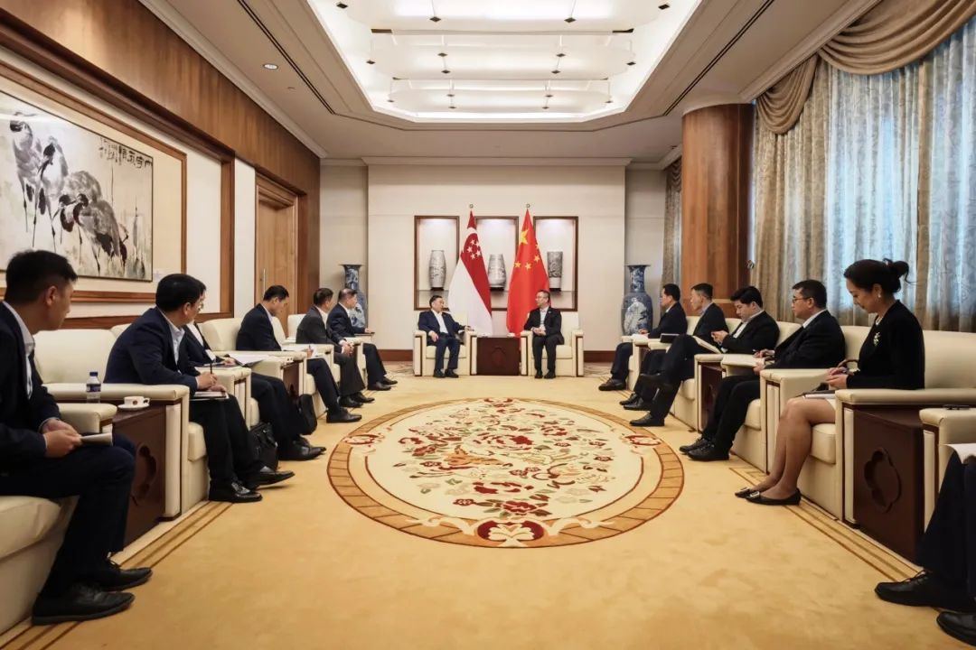 中國能建黨委書記、董事長宋海良與中國駐新加坡大使館臨時(shí)代辦朱憬會(huì)談