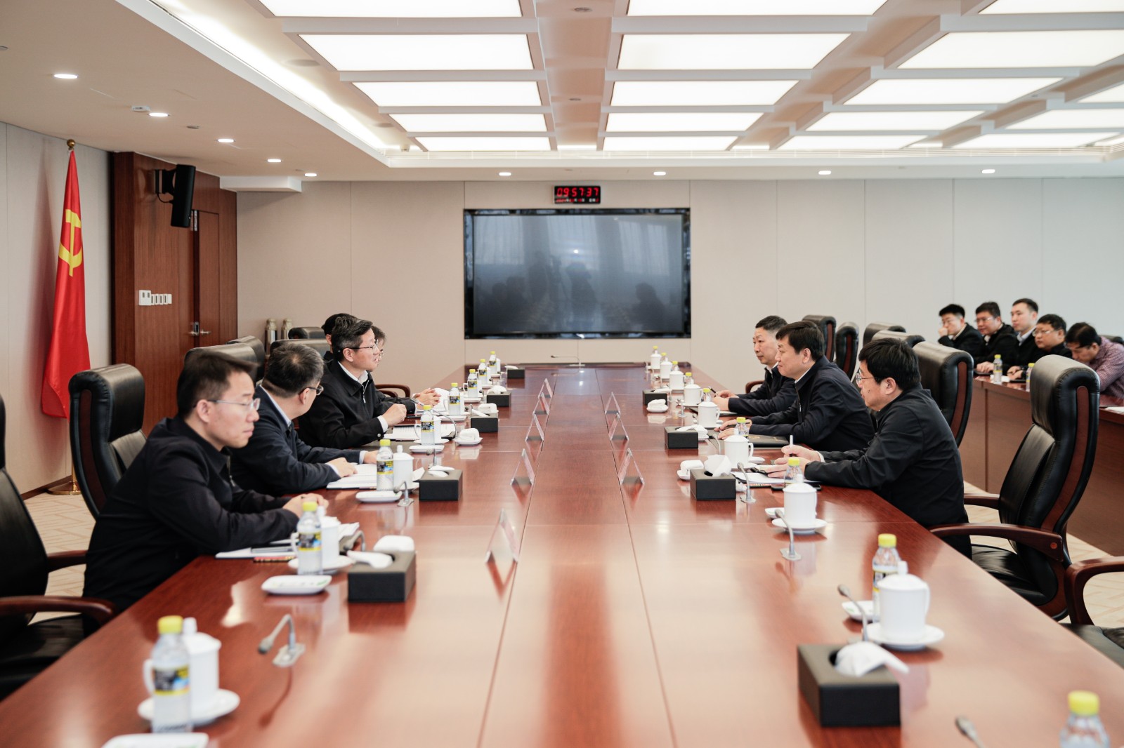 國家能源集團總經(jīng)理、黨組副書記余兵會見衡水市委副書記、市長董曉航