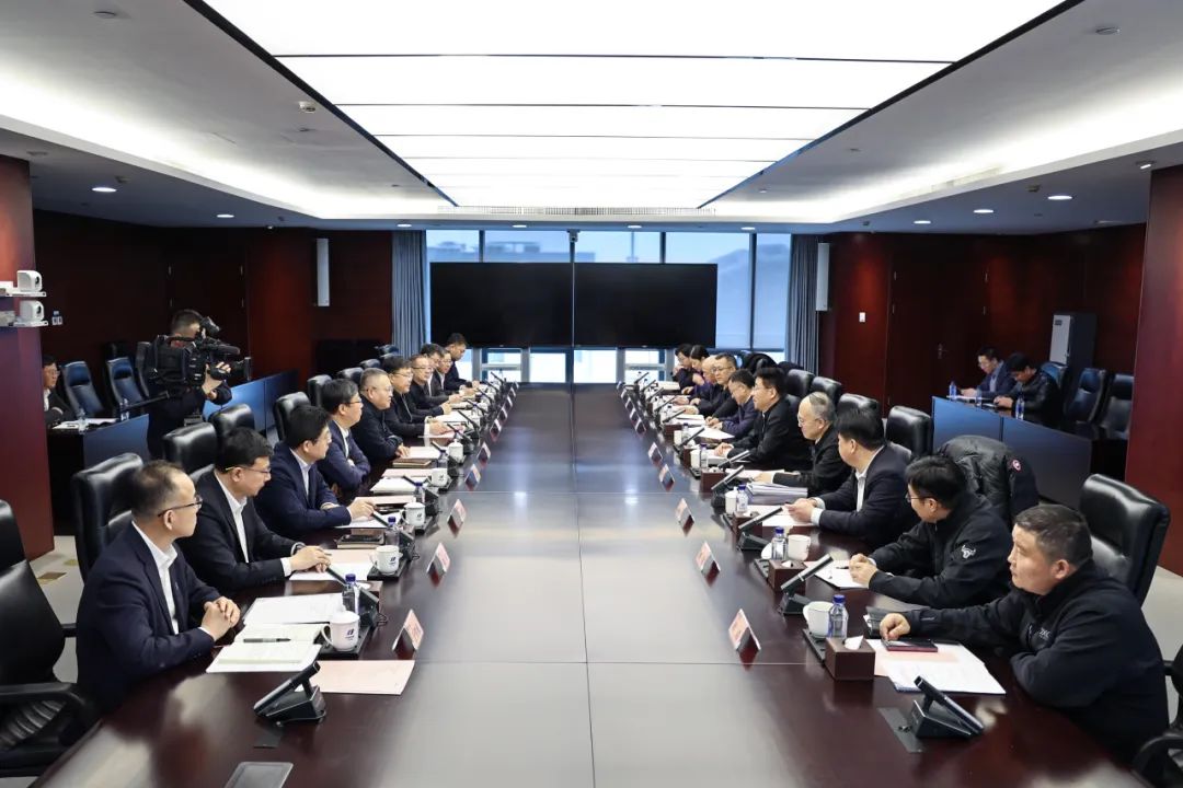 華電集團黨組副書記、總經理葉向東與北京市副市長高朋舉行會談