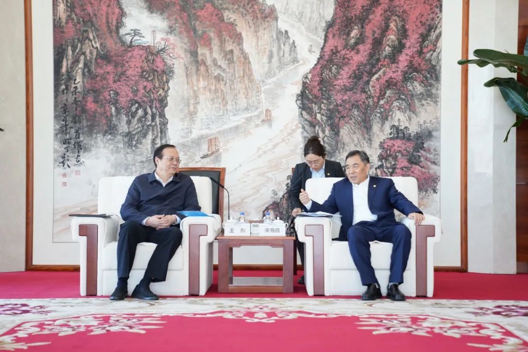 中國能建黨委書記、董事長宋海良與歐洲自然科學(xué)院院士、中國發(fā)展研究院院長王彤會談