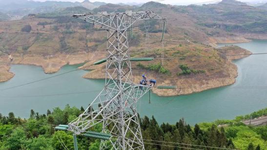 貴州興義供電局高空之上，用責(zé)任守護(hù)安全送去光明