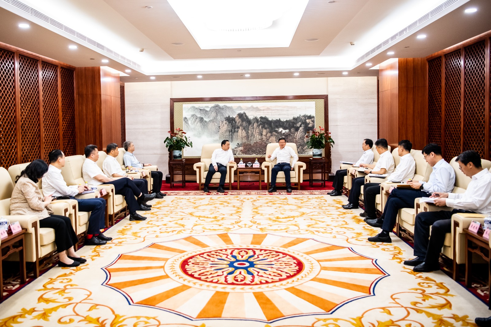 國(guó)家能源集團(tuán)公司總經(jīng)理、黨組副書(shū)記余兵會(huì)見(jiàn)鎮(zhèn)江市委書(shū)記馬明龍一行