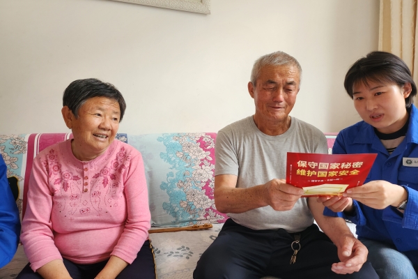 內(nèi)蒙古電力公司烏海千里山供電公司黨支部、工會、團支部（青工委）開展“蒙電愛心光明行”保密宣傳活動