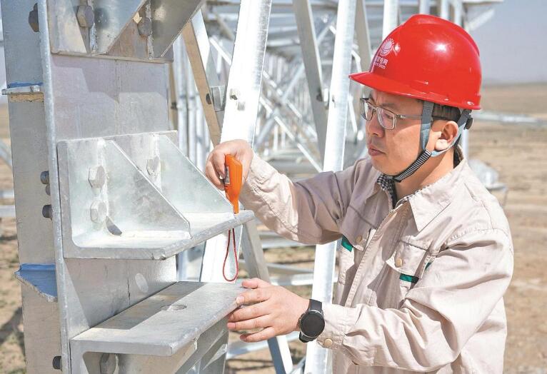 李?。涸痪€建電網(wǎng) 當好工程“大管家”