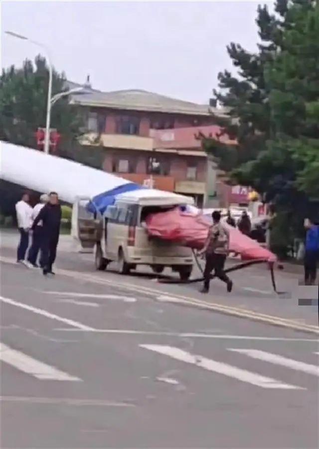 黑龍江一面包車被風(fēng)電機(jī)葉片刺穿，知情人：車上載有7人