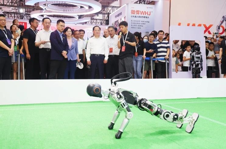 工信部黨組書(shū)記、部長(zhǎng)金壯龍參觀調(diào)研2024世界機(jī)器人大會(huì)