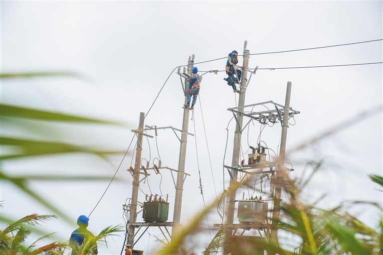 保亭、三亞等多個市縣供電隊伍全力支援文昌搶修復(fù)電