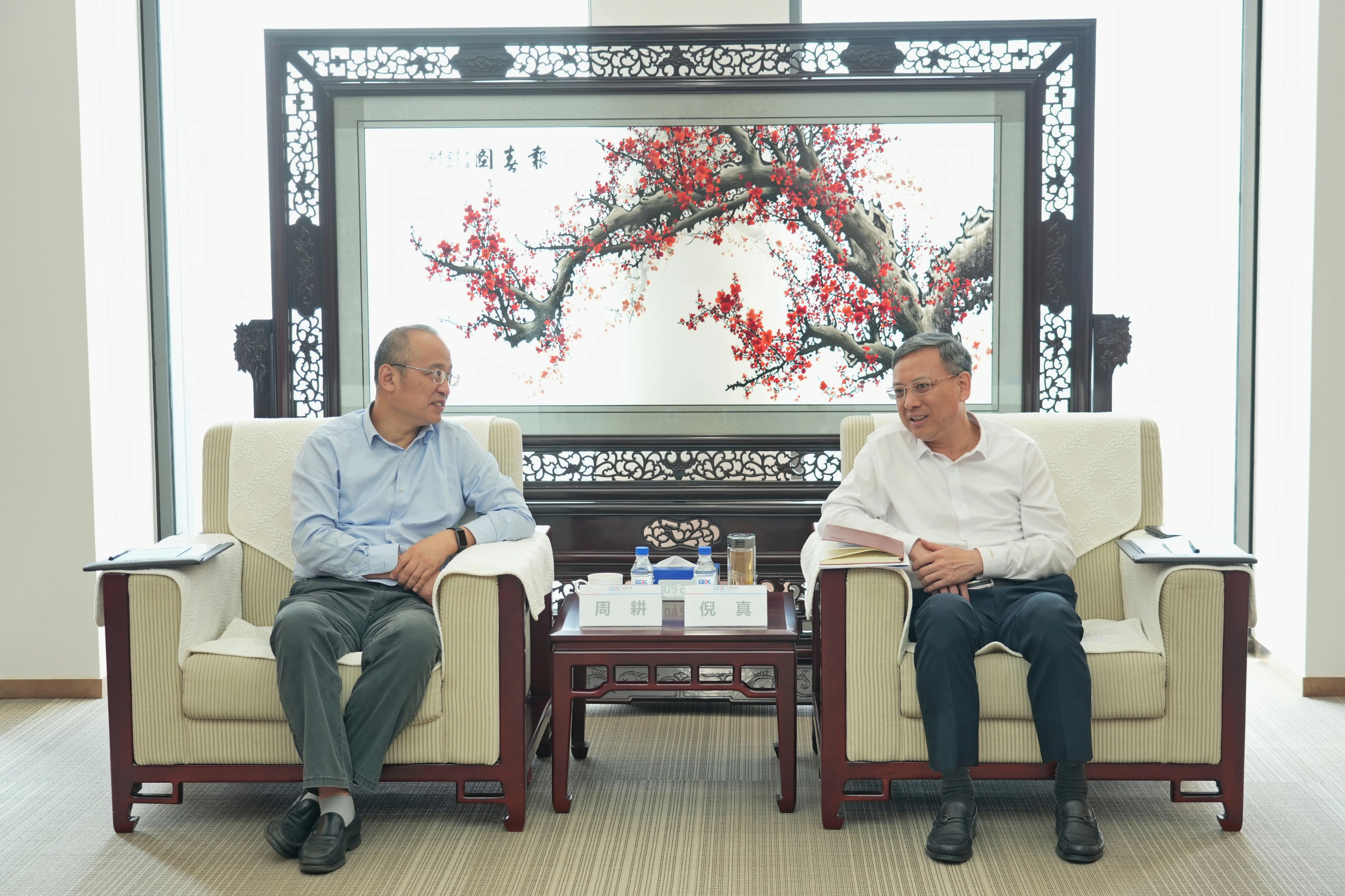 中國能建黨委副書記、總經(jīng)理倪真與武漢市硚口區(qū)委書記周耕會談
