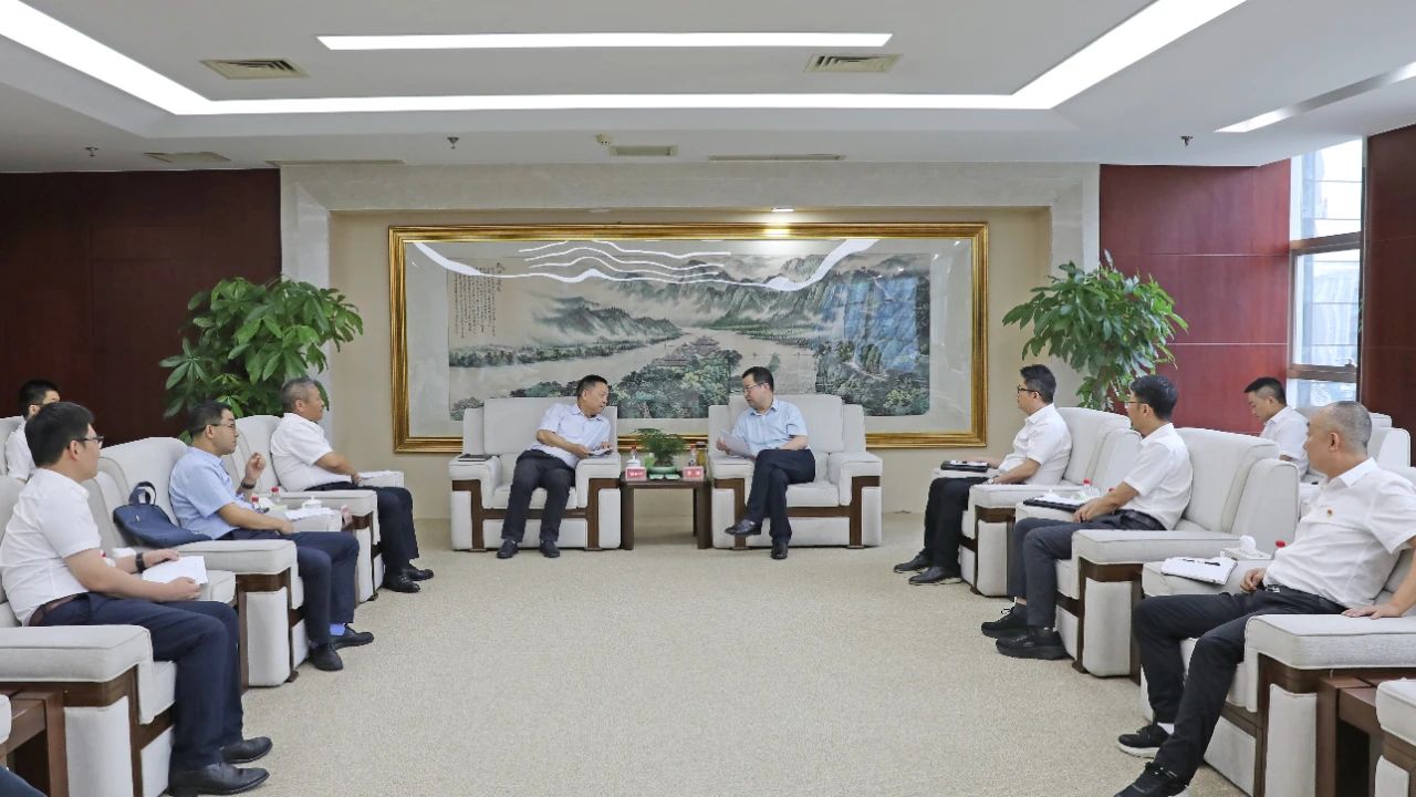 大唐四川公司黨委書記、董事長(zhǎng)梁華與水電十局黨委書記、董事長(zhǎng)范開(kāi)平會(huì)談