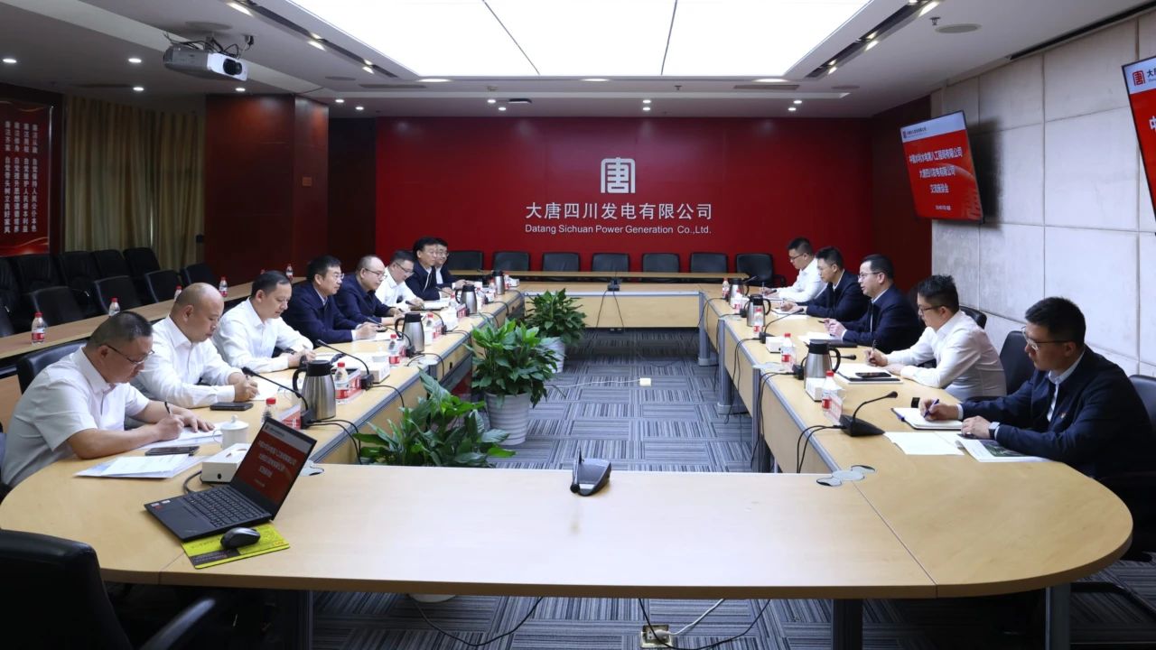 梁華與水電八局黨委書記、董事長(zhǎng)姜清華會(huì)談
