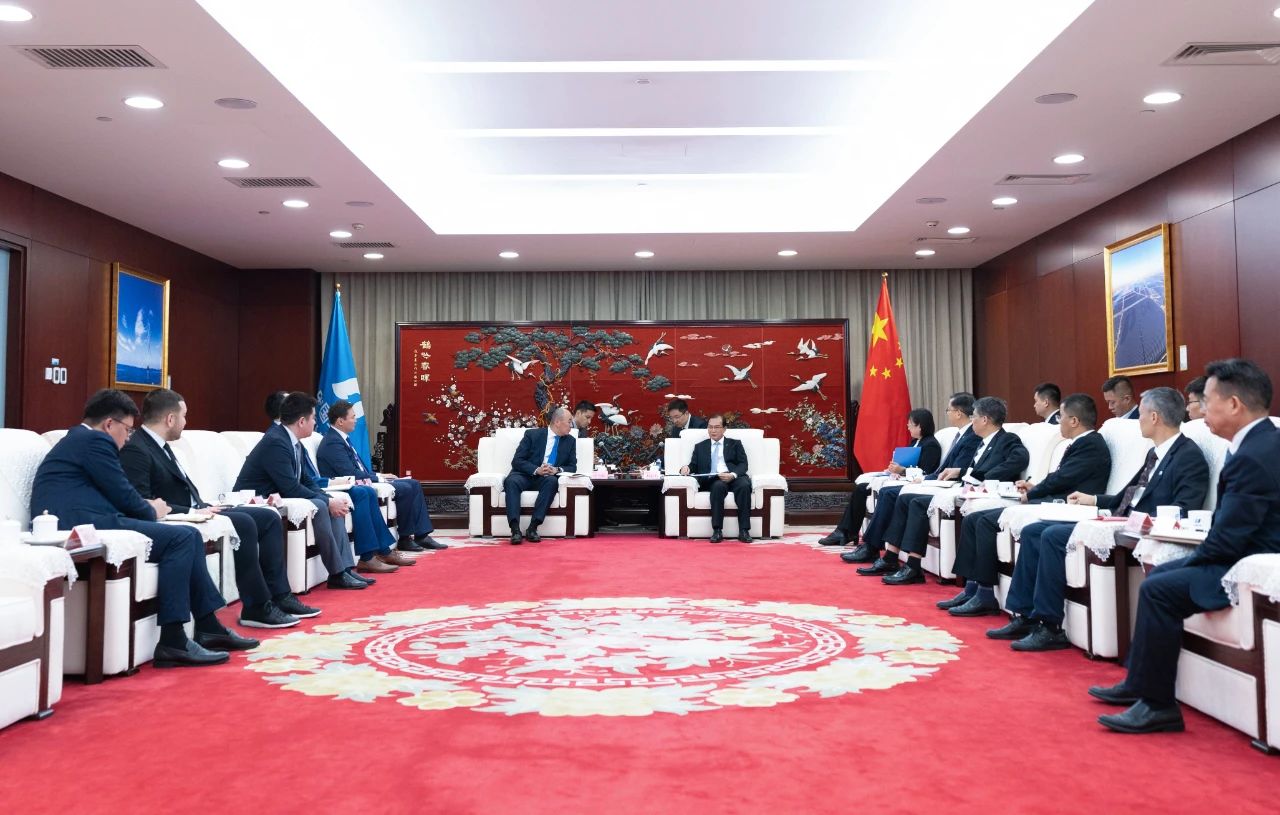 華電集團(tuán)董事長、黨組書記江毅與哈薩克斯坦工業(yè)和建設(shè)部部長哈納特·沙爾拉帕耶夫會(huì)談