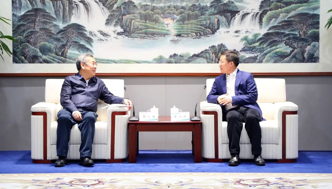 中國電氣裝備黨委書記、董事長李洪鳳會見國家開發(fā)銀行戰(zhàn)略客戶部總經(jīng)理邵立波