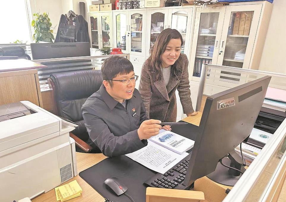 李洪偉：發(fā)揮專長(zhǎng)援藏，助力智庫(kù)建設(shè)