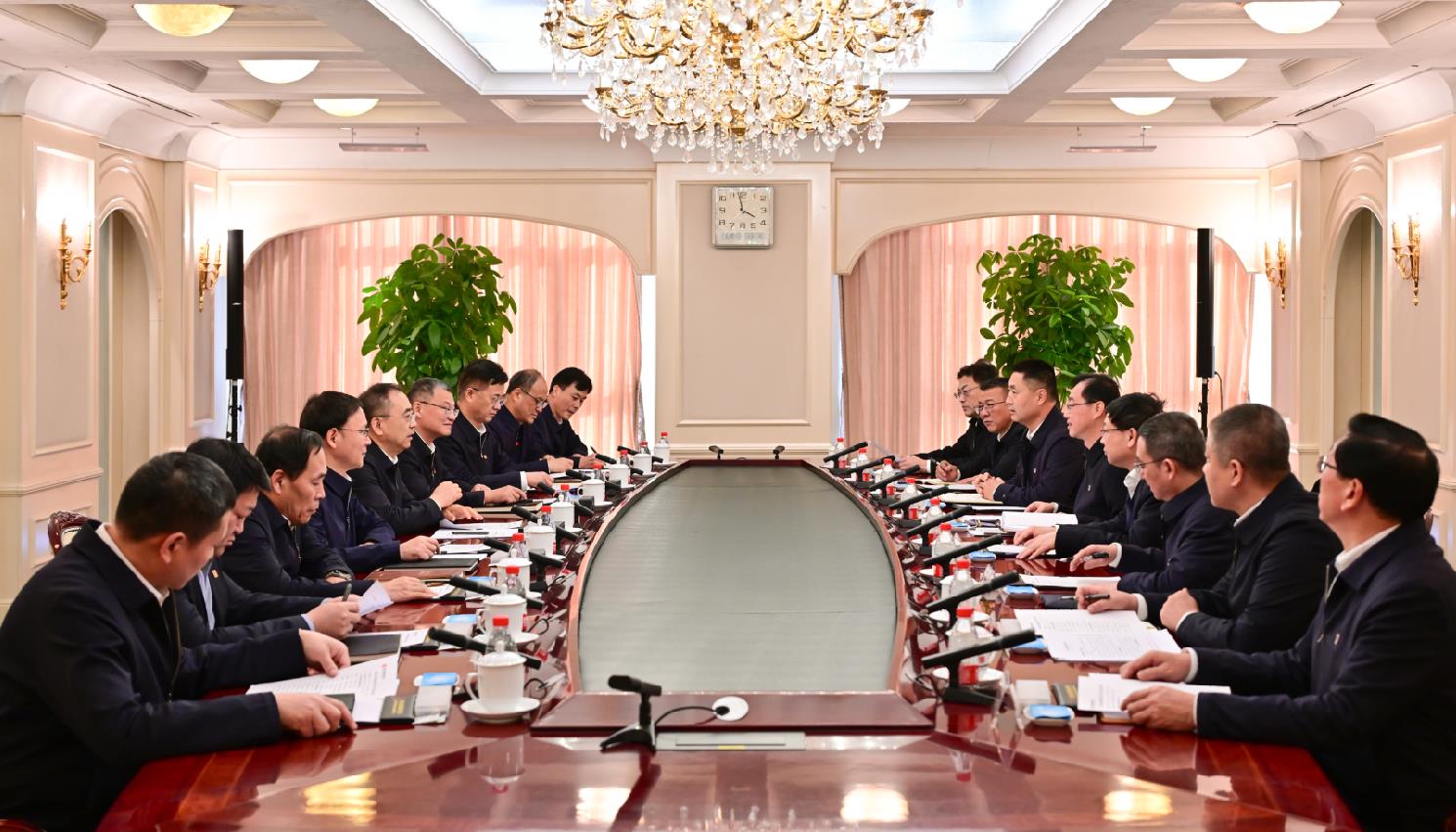 大唐集團(tuán)董事長鄒磊、總經(jīng)理張傳江與中國安能董事長陳奕輝、總經(jīng)理周慶豐會談