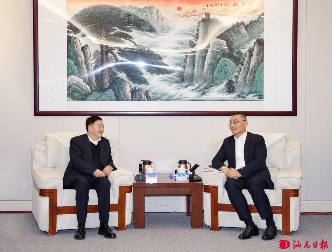 中廣核集團(tuán)黨委書記、董事長楊長利與汕尾市委書記逯峰、市長鄭海濤會(huì)談